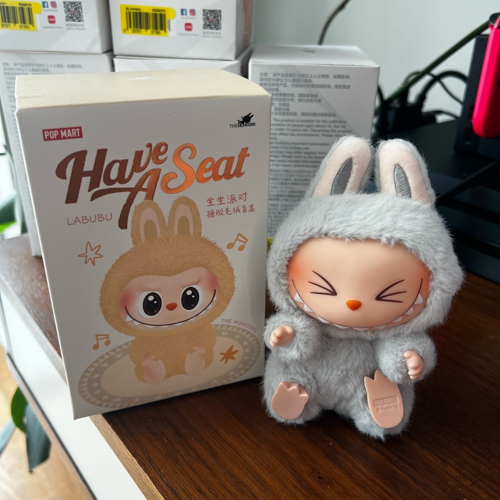 Pop Mart Labubu Hehe (Have a Seat)